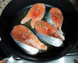 Foto del paso 4 de la receta Cazuela de salmón con patatas, langostinos y gambones