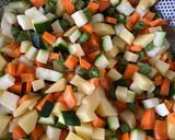 Une image de l'étape 1 de Soupe aux légumes, pois chiches et lardons.