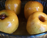 Foto del paso 2 de la receta: Manzana rellena de uvas pasas y polvo de nueces