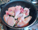 Foto del paso 1 de la receta: Pollo estofado con patatas en salsa básica