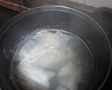 Foto del paso 3 de la receta: Buñuelos de puré de papas, abadejo, palitos de cangrejo y cebolla sofrita con ensalada