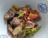 Foto langkah ke 2 dari resep Tumis daging sapi.