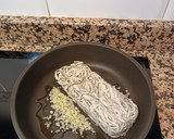 Foto del paso 3 de la receta: Nidos de patatas con gulas y huevos de codorniz