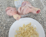 Foto del paso 2 de la receta: Muslos de pollo al ajillo con patatas