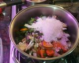 Foto del paso 2 de la receta: Calditos caseros de pollo, pero con lindo color