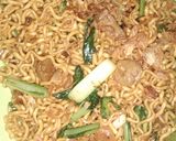 Foto langkah ke 3 dari resep Mi goreng bumbu iris.