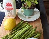 Une image de l'étape 1 de Asperges et halloumi grillées sauce mentholée.