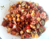 Foto del paso 3 de la receta: Ensalada especiada con jamón, tomate y picatostes