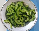 吻仔魚炒苦瓜(簡單料理)的食譜步驟2照片