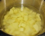 Foto del paso 1 de la receta: Ensalada de papas, huevos y cebolla blanca