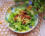 Hình bước làm 2 của món Salad trộn hạt óc chó