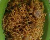 Foto langkah ke 5 dari resep 12. Mie goreng minimalis.