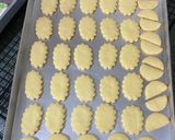 Foto langkah ke 6 dari resep Vanilla white cookies with icing sugar.