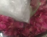 Foto langkah ke 4 dari resep Rose water.