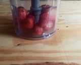 Foto langkah ke 2 dari resep Strawberry Milkshake.