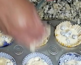 Foto del paso 6 de la receta: Muffins de vainilla con arándanos y crumble