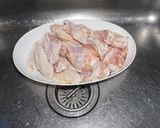 Foto del paso 1 de la receta: Alas de pollo adobadas y bastones de camote amarillo asado
