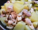 Foto langkah ke 3 dari resep Chicken Mushroom and Potato Ajijo, makanan pas untuk Weekend.