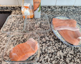 Foto del paso 1 de la receta: Salmón ahumado casero con tomate y queso fresco 😋