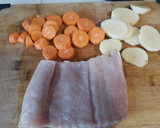 Foto del paso 1 de la receta: Pollo asado al carbón con filete de cerdo, papa y zanahoria