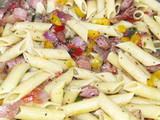 Penne con pimientos rojos, verdes y amarillos