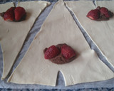 Foto del paso 4 de la receta: 🥐 Cruasanes de Hojaldre Rellenos de 🍫Chocolate y Fresas🍓