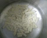A picture of step 1 of White Sauce Pasta.