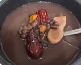 Hình bước làm 3 của món Nước Đậu Đen Nấu Táo Đỏ