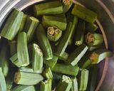 A picture of step 1 of Bhindi masala (sabzi).