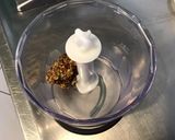 Une image de l'étape 1 de Sauce salade à la moutarde à l'ancienne et ail mariné.