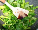 Foto langkah ke 4 dari resep Tumis Kangkung Cumi Asin Saos Tiram.