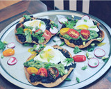 Foto del paso 6 de la receta: Huevos rancheros tostadas de desayuno con aguacate  salsa verde
