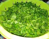 A picture of step 1 of Alu palak Maithi Matar ki mix sabzi.