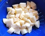 Foto del passaggio 1 della ricetta Seppie, piselli e patate
