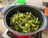 Foto del paso 2 de la receta: Pastel de tallarines con brócoli y crema
