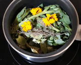 Foto del paso 1 de la receta: Infusión de f. de diente de león con h. de alcachofa y tomillo