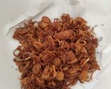 Foto langkah ke 4 dari resep Bawang Merah Goreng (cantik, kriuk, gak berminyak, tanpa tepung).