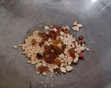A picture of step 2 of Gajar halwa.