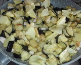Foto del paso 2 de la receta: Revuelto de berenjenas, patatas y pavo