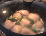 Foto del paso 2 de la receta: Muslos de pollo guisados con papas y ejotes