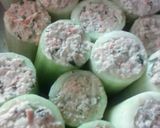 Foto del paso 4 de la receta: Pepinos rellenos de atún c / ensalada