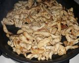 Foto del paso 3 de la receta: Fajitas de pechuga de pollo salteadas con ají y cebolla