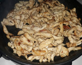 Foto del paso 3 de la receta: Fajitas de pechuga de pollo salteadas con ají y cebolla