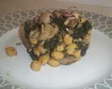 Foto del paso 6 de la receta: Garbanzos con espinacas y calamares en molde