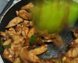 Foto langkah ke 3 dari resep Tumis Ayam Pokcoy mudah.
