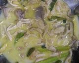 Foto langkah ke 3 dari resep Ayam Suwir Santan Aroma Jeruk.