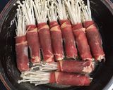 Foto langkah ke 3 dari resep Beef enoki roll.