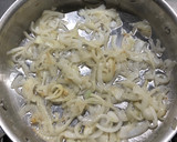 Foto del paso 1 de la receta: Salsa agridulce de miel, soja y cebolla, ideal para acompañar salmón rosado