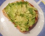 Foto del paso 1 de la receta Tosta de maíz con aguacate y huevo
