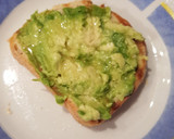 Foto del paso 1 de la receta: Tosta de maíz con aguacate y huevo